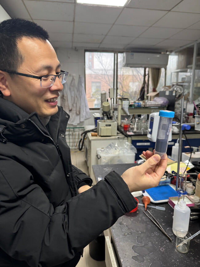 江华在实验室里展示卡宾染料成品